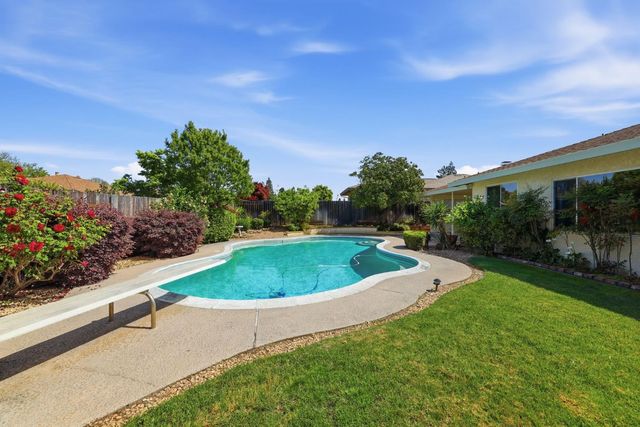 6319 Saint James Dr, Carmichael, CA 95608