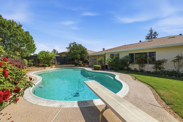 6319 Saint James Dr, Carmichael, CA 95608