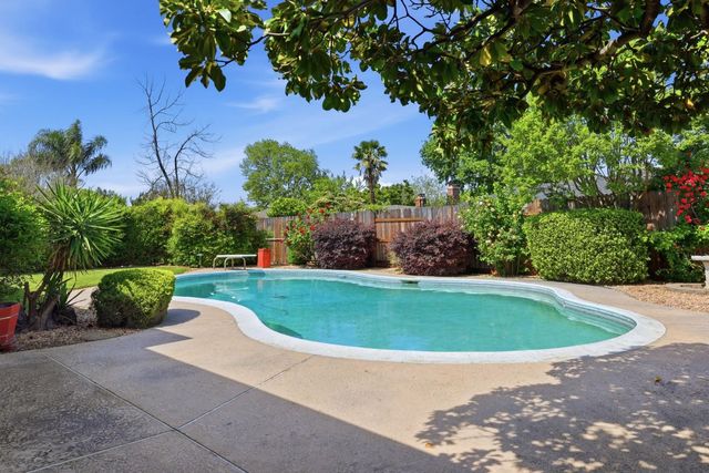 6319 Saint James Dr, Carmichael, CA 95608