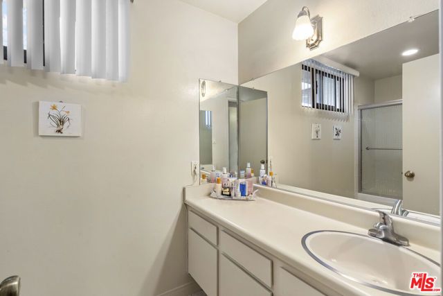 729 S Hobart Boulevard 40, Los Angeles, CA 90005