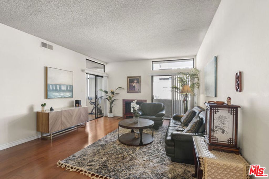 729 S Hobart Boulevard 40, Los Angeles, CA 90005