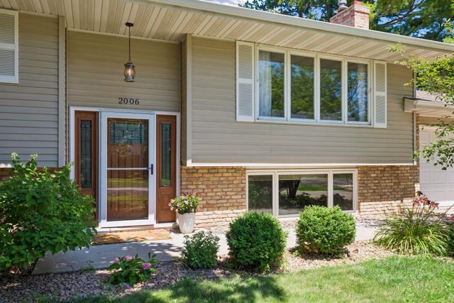 2006 River Hills Drive, Burnsville, MN 55337
