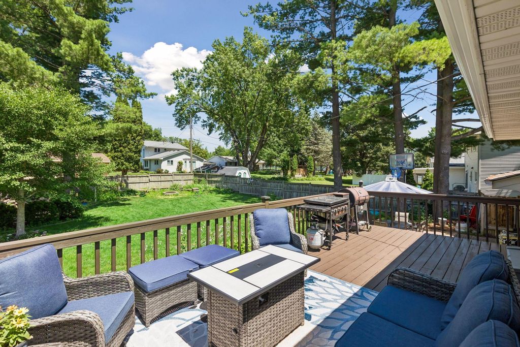 2006 River Hills Drive, Burnsville, MN 55337