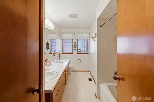 1874 Lenore Drive, Tacoma, WA 98406