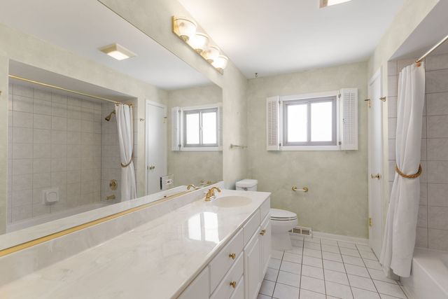 1042 W Central Road, Mount Prospect, IL 60056