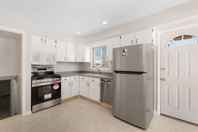 1042 W Central Road, Mount Prospect, IL 60056