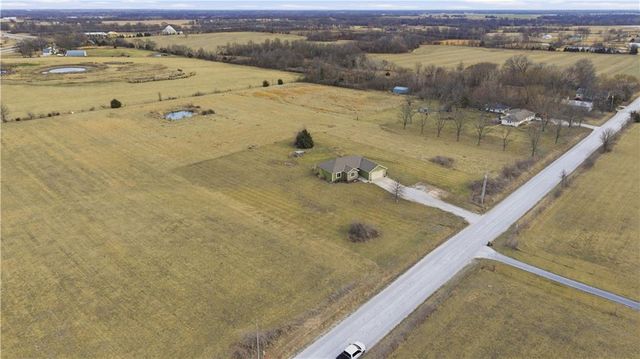 27805 S Walker Road, Harrisonville, MO 64701
