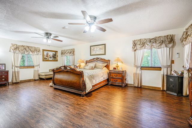 7702 N Gleneagle Drive, Kalamazoo, MI 49048