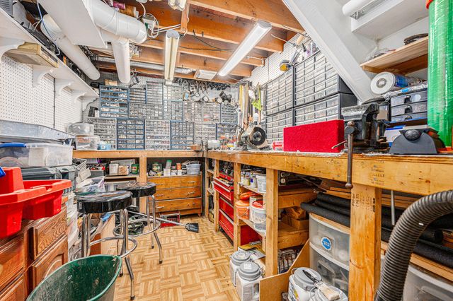 7702 N Gleneagle Drive, Kalamazoo, MI 49048