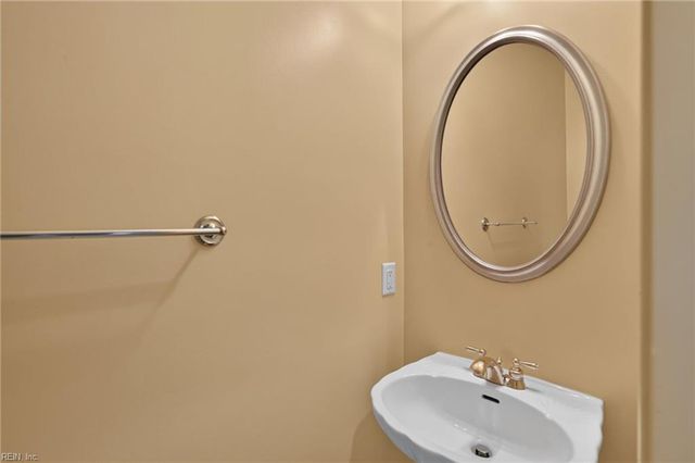 411 Honeysuckle LN, Yorktown, VA 23693