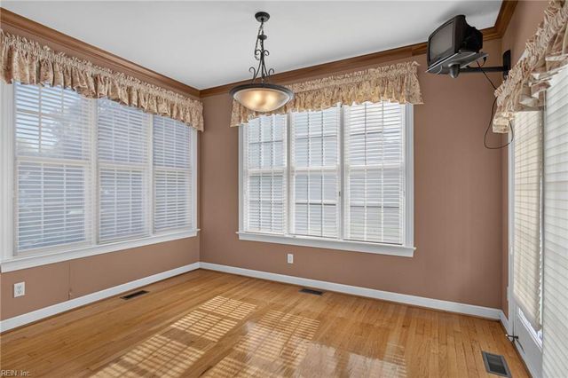 411 Honeysuckle LN, Yorktown, VA 23693