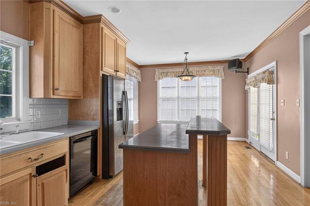 411 Honeysuckle LN, Yorktown, VA 23693