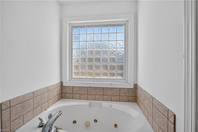 411 Honeysuckle LN, Yorktown, VA 23693