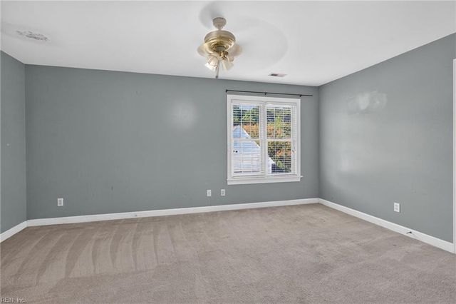 411 Honeysuckle LN, Yorktown, VA 23693