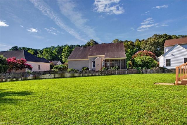 411 Honeysuckle LN, Yorktown, VA 23693