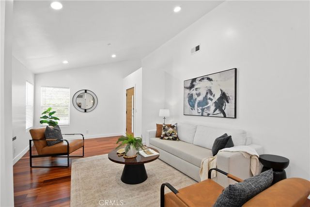 11861 S San Pedro, Los Angeles, CA 90061