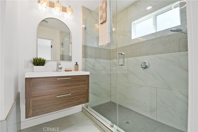 11861 S San Pedro, Los Angeles, CA 90061