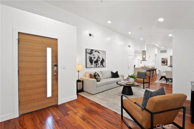 11861 S San Pedro, Los Angeles, CA 90061