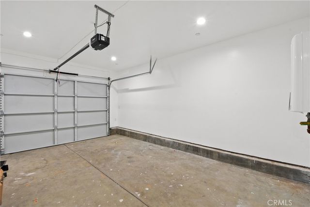 11861 S San Pedro, Los Angeles, CA 90061