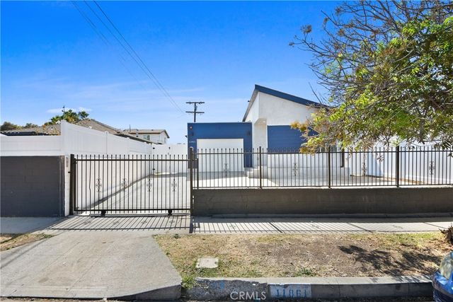 11861 S San Pedro, Los Angeles, CA 90061