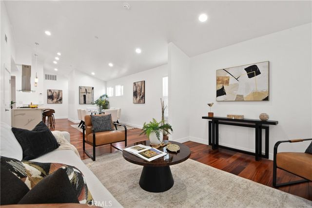 11861 S San Pedro, Los Angeles, CA 90061