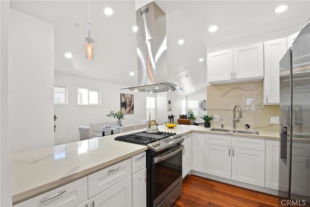11861 S San Pedro, Los Angeles, CA 90061