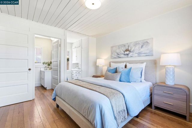 5948 Howell St, Oakland, CA 94609