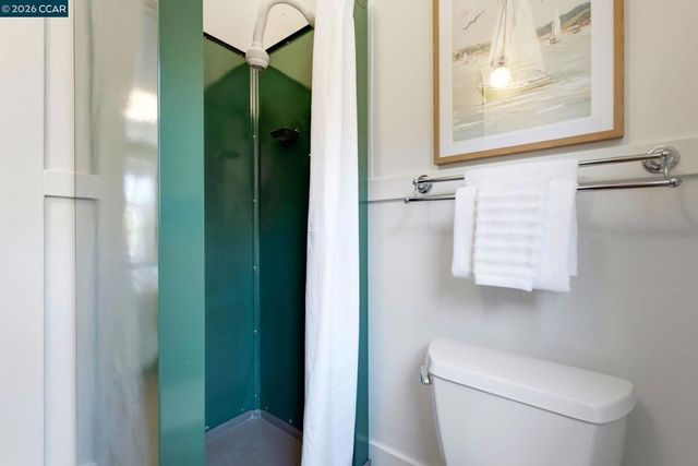 5948 Howell St, Oakland, CA 94609