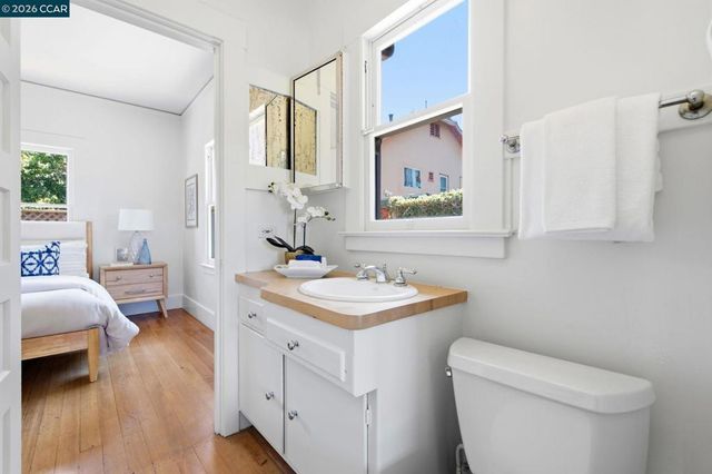 5948 Howell St, Oakland, CA 94609