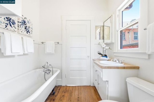 5948 Howell St, Oakland, CA 94609