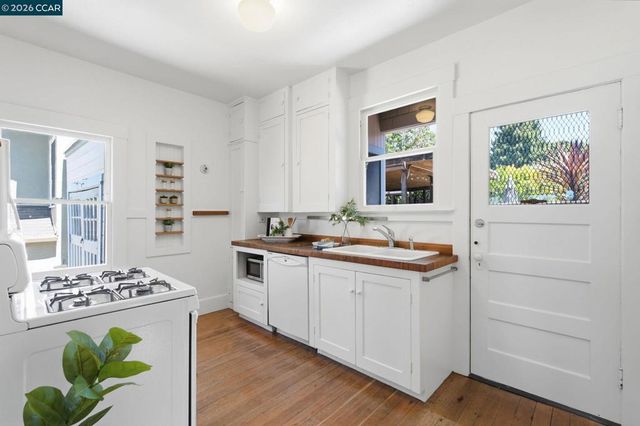 5948 Howell St, Oakland, CA 94609
