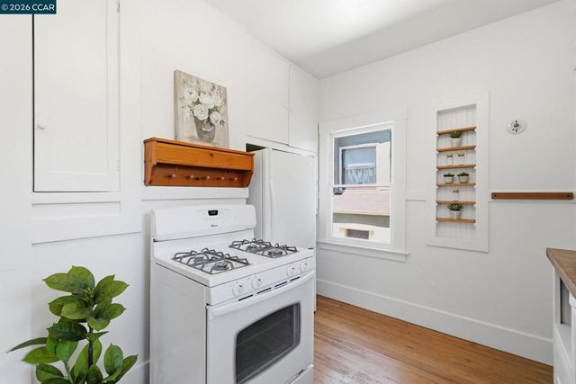5948 Howell St, Oakland, CA 94609