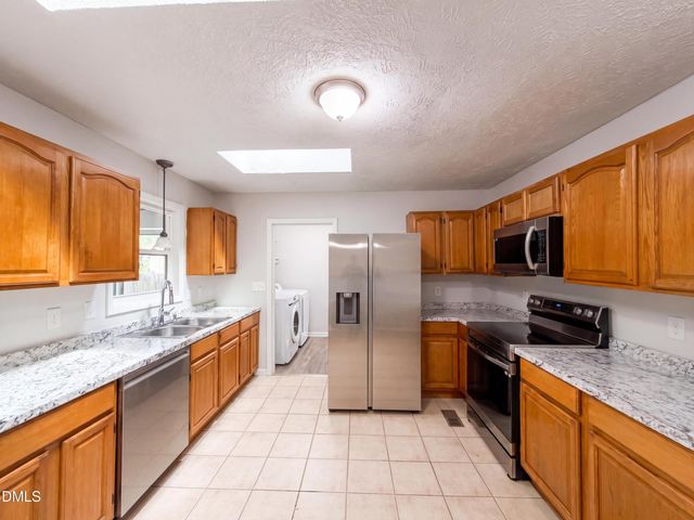 909 Axis Circle, Hope Mills, NC 28348