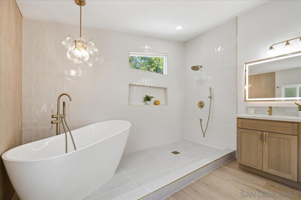 Image 10 of property listing at 2306 Bryant, Carlsbad, CA 92008