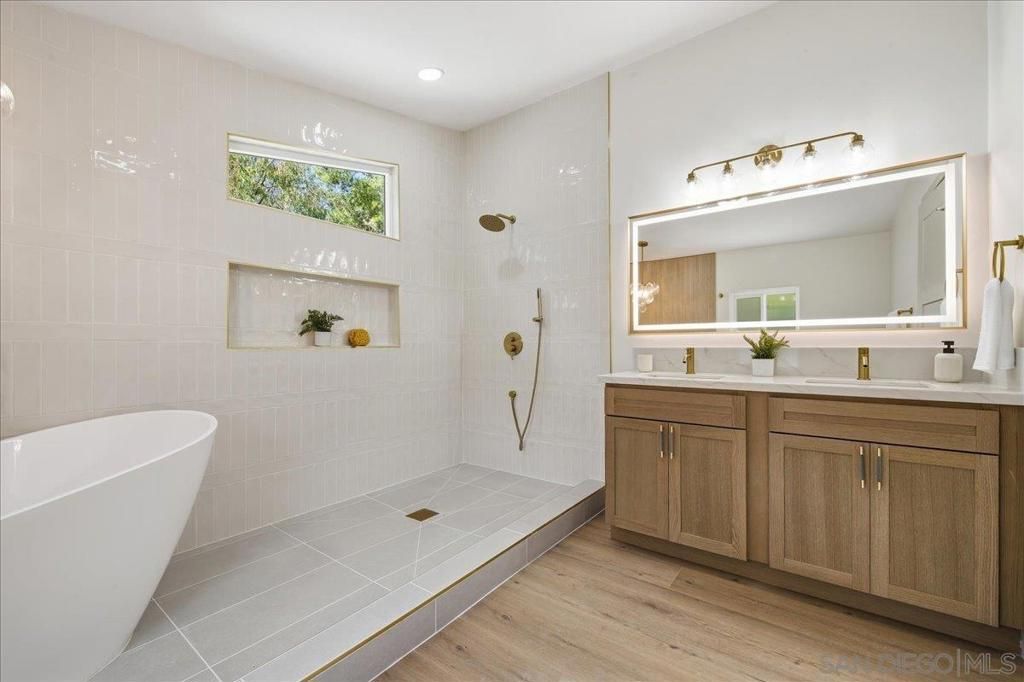 Image 11 of property listing at 2306 Bryant, Carlsbad, CA 92008