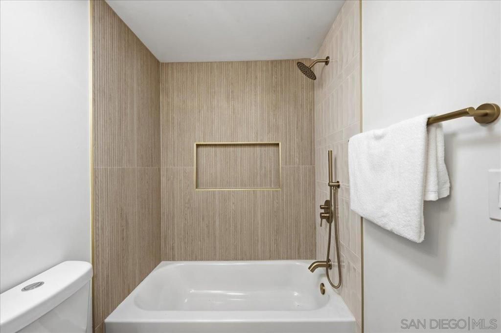 Image 14 of property listing at 2306 Bryant, Carlsbad, CA 92008