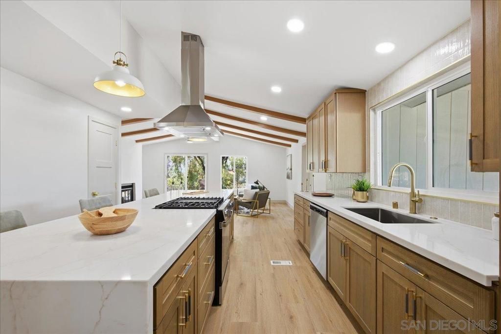 Image 7 of property listing at 2306 Bryant, Carlsbad, CA 92008