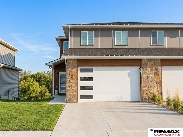 959 Titan Drive, Hickman, NE 68372