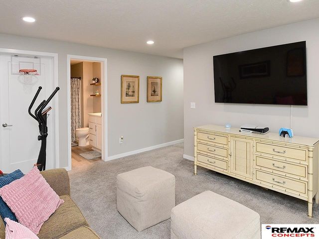 959 Titan Drive, Hickman, NE 68372