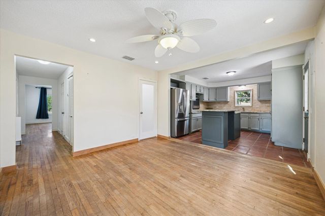 1091 Alta Vista RD, Spicewood, TX 78669