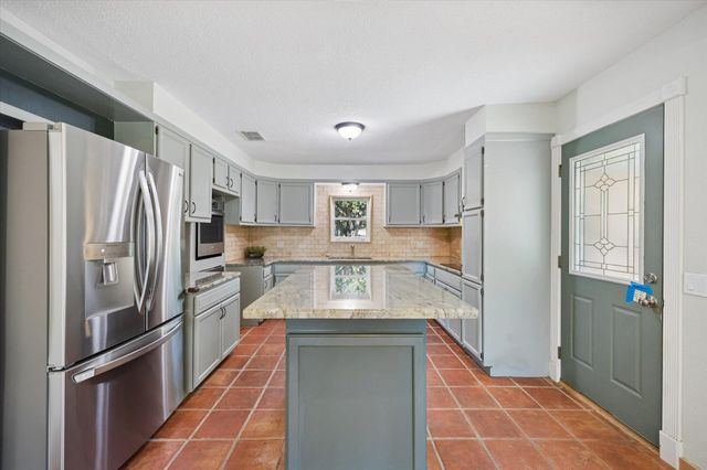 1091 Alta Vista RD, Spicewood, TX 78669