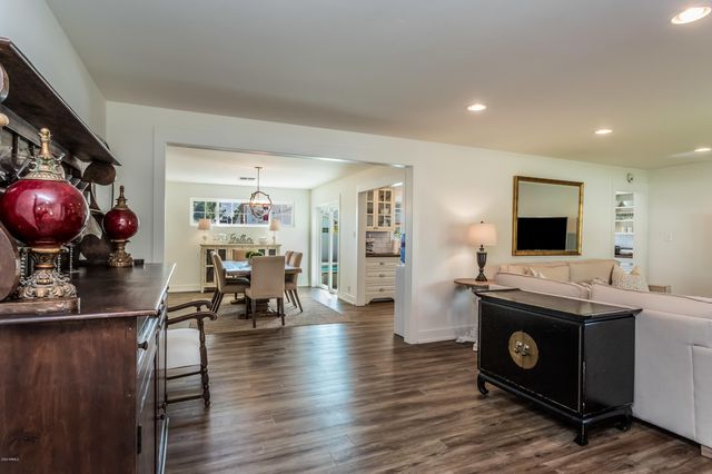 4211 E WHITTON Avenue, Phoenix, AZ 85018