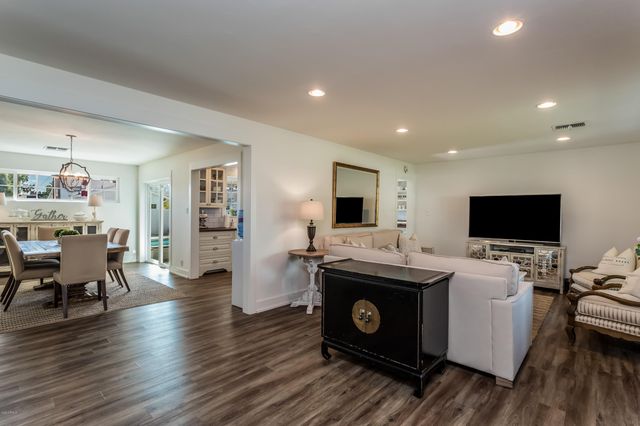 4211 E WHITTON Avenue, Phoenix, AZ 85018