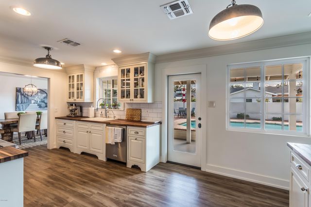 4211 E WHITTON Avenue, Phoenix, AZ 85018