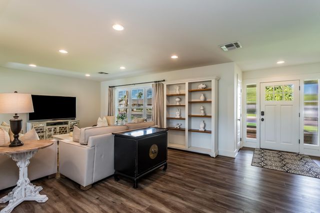 4211 E WHITTON Avenue, Phoenix, AZ 85018