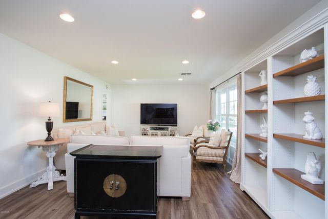 4211 E WHITTON Avenue, Phoenix, AZ 85018