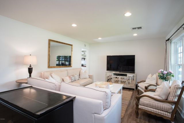 4211 E WHITTON Avenue, Phoenix, AZ 85018