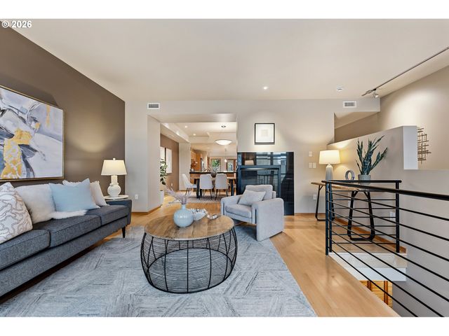 2419 Nw THURMAN St, Portland, OR 97210