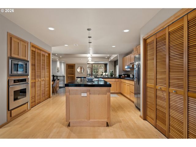 2419 Nw THURMAN St, Portland, OR 97210