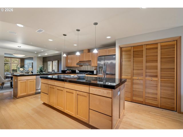 2419 Nw THURMAN St, Portland, OR 97210